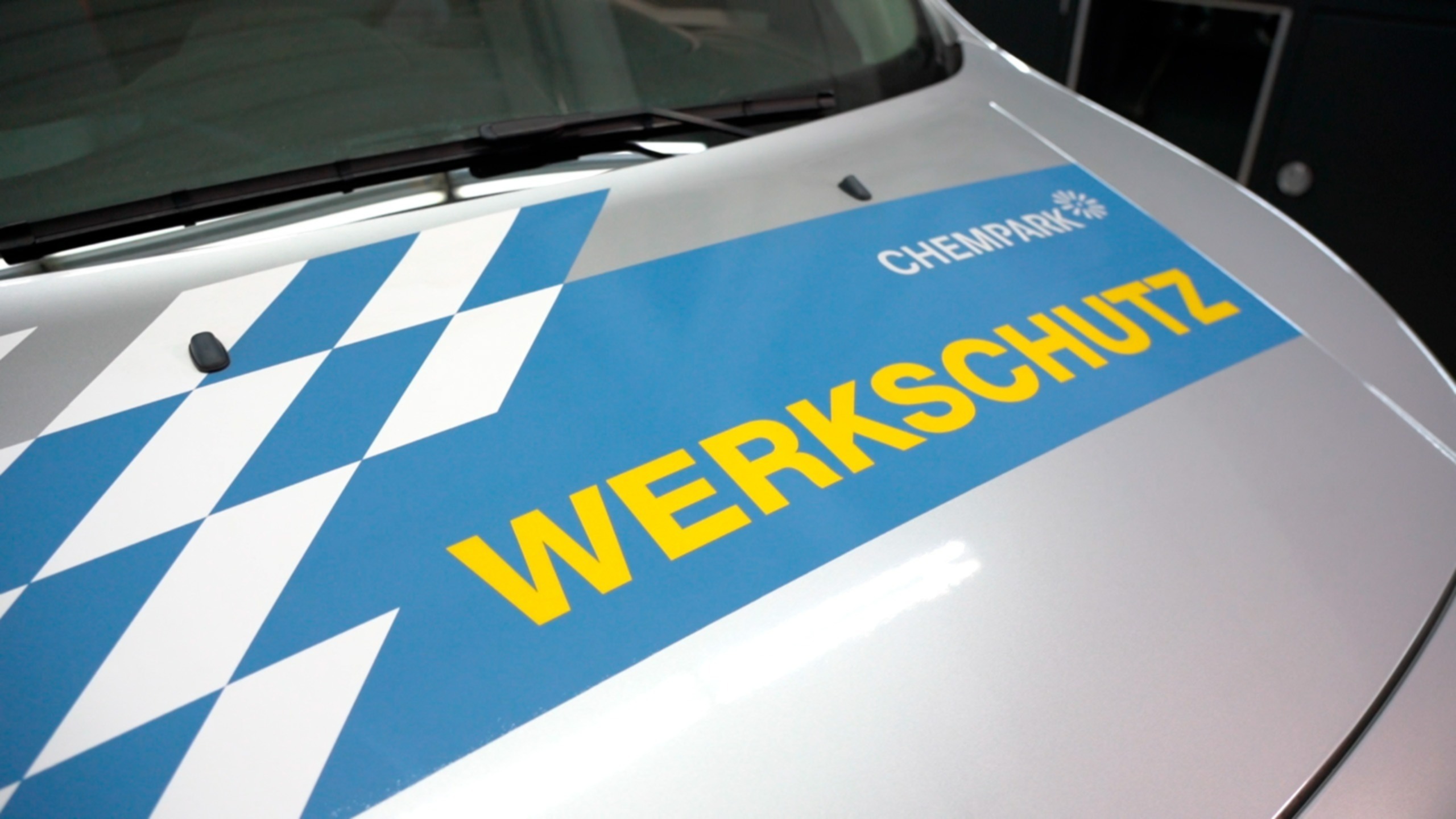 Fahrzeug des CURRENTA-Werkschutzes mit folierter Motorhaube