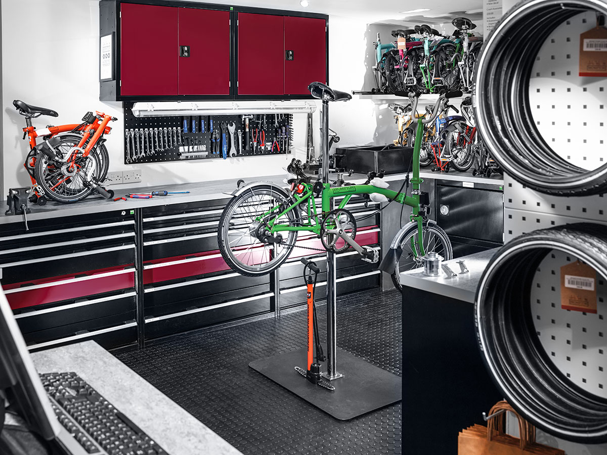 Bicycle workshop with cubio equipment