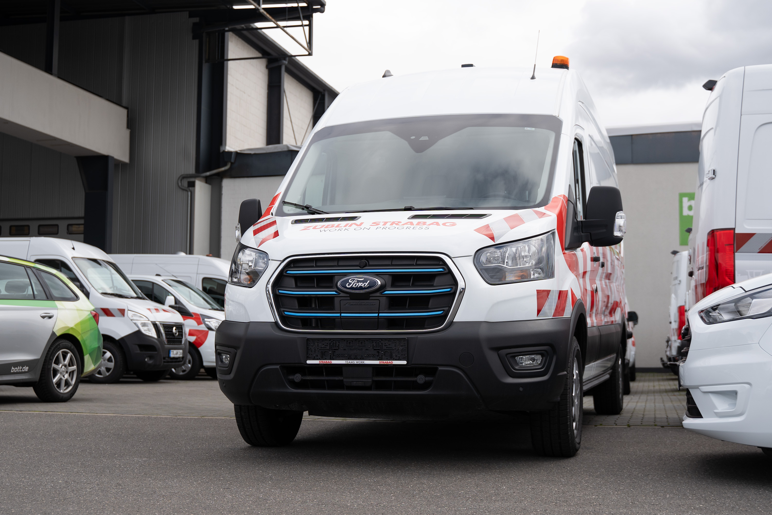 Frontansicht Ford E-Transit STRABAG